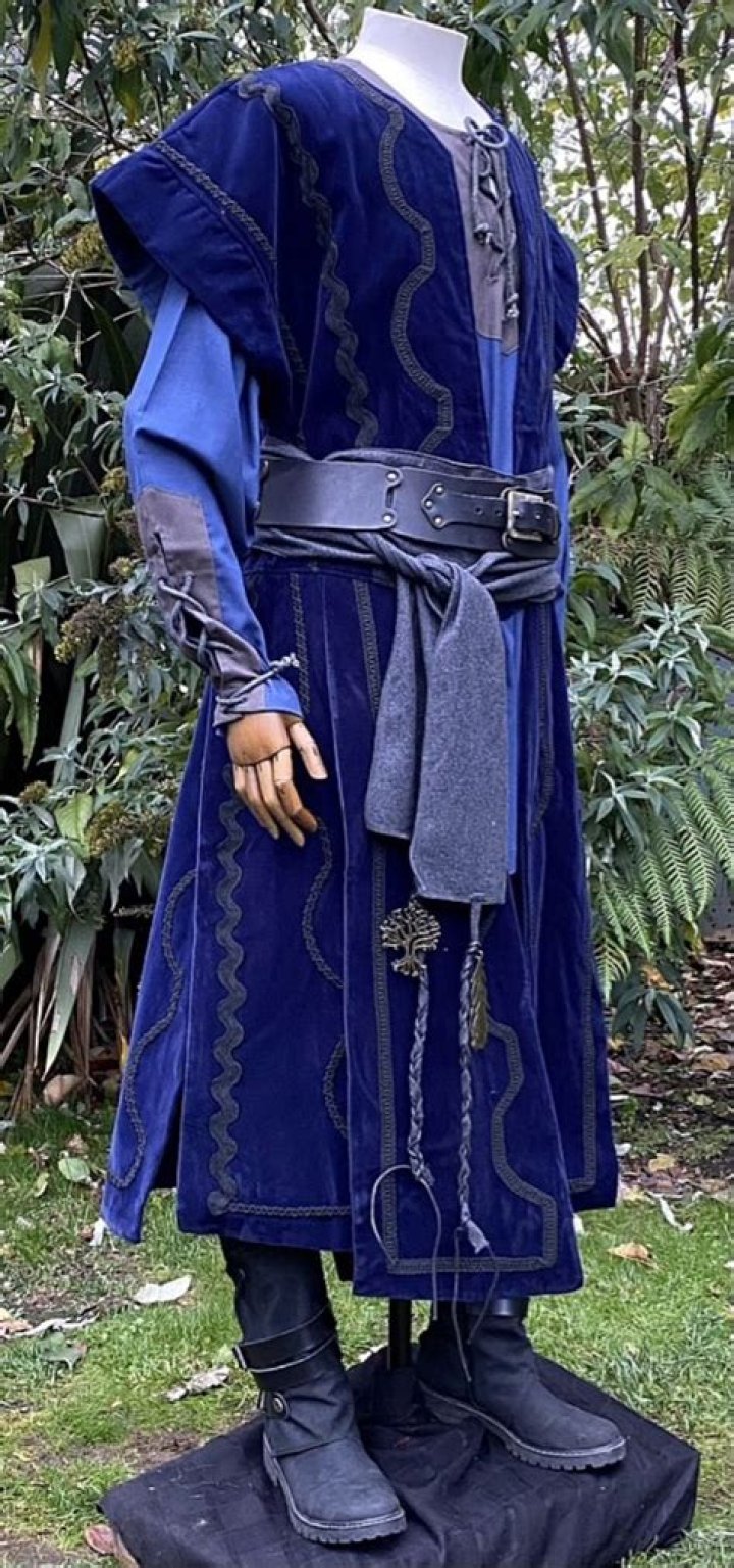 Can a dwarf wizard wear armor?