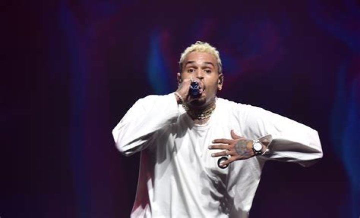 Can Chris Brown sing falsetto?