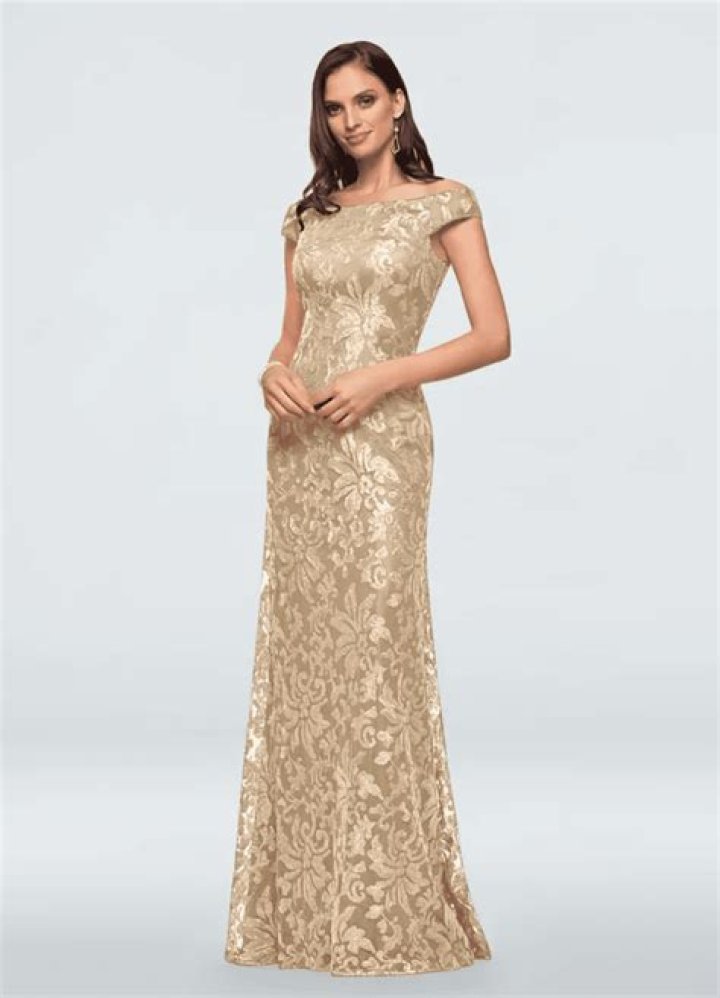Can the mother of the bride wear a bright color?