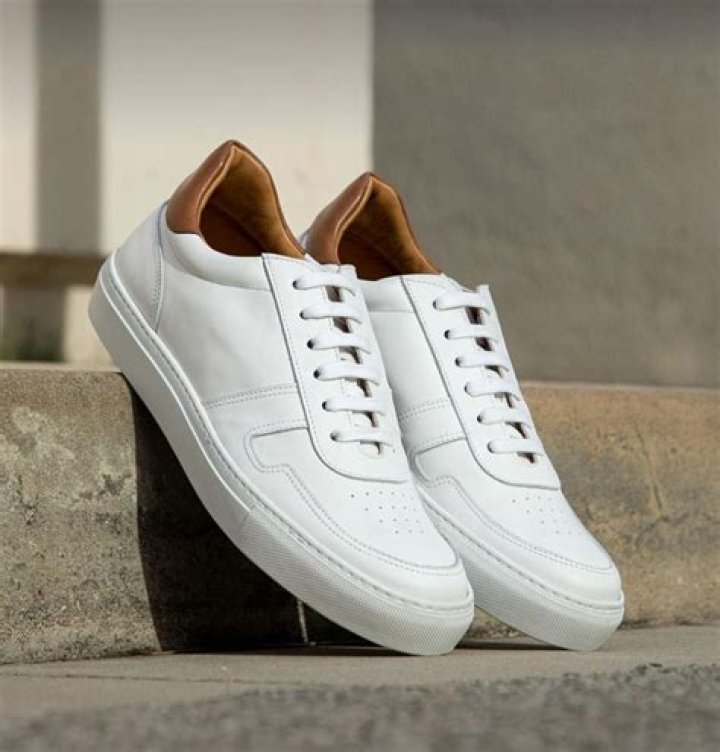 Can you wear sneakers for golf?