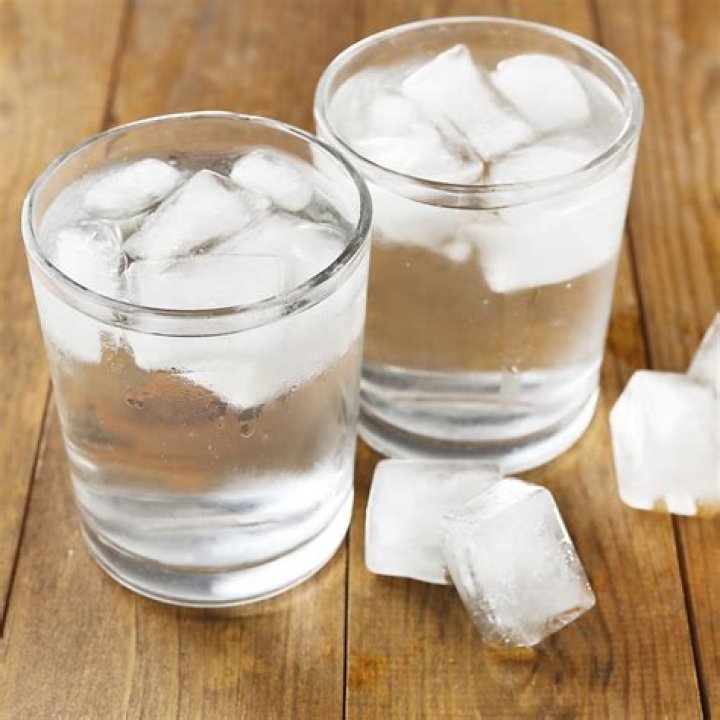 Does a glass of water help with dry air?