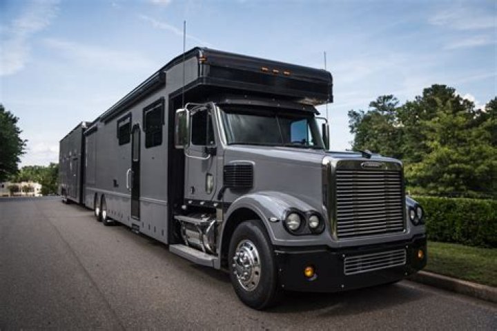Who makes Freightliner?